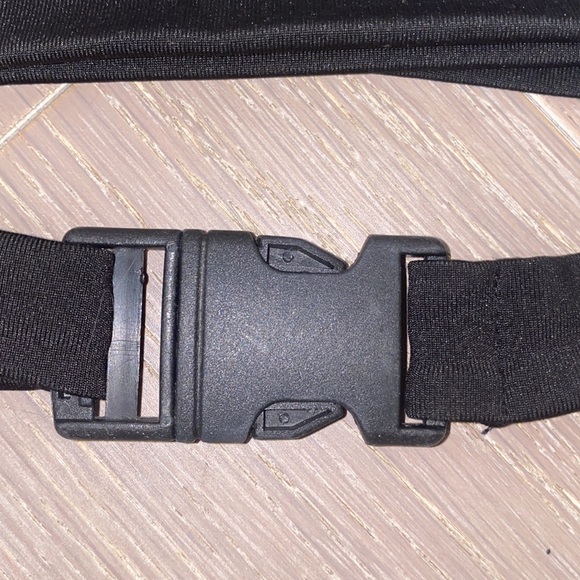 Cropped top with a buckle - Picture 2 of 5